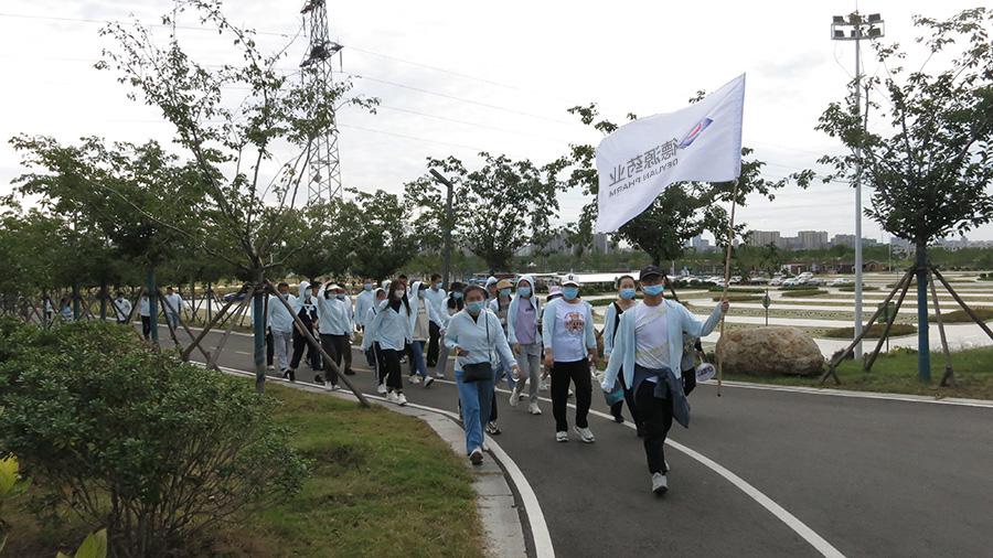 公司團建開展迎國慶勁走、燒烤活動